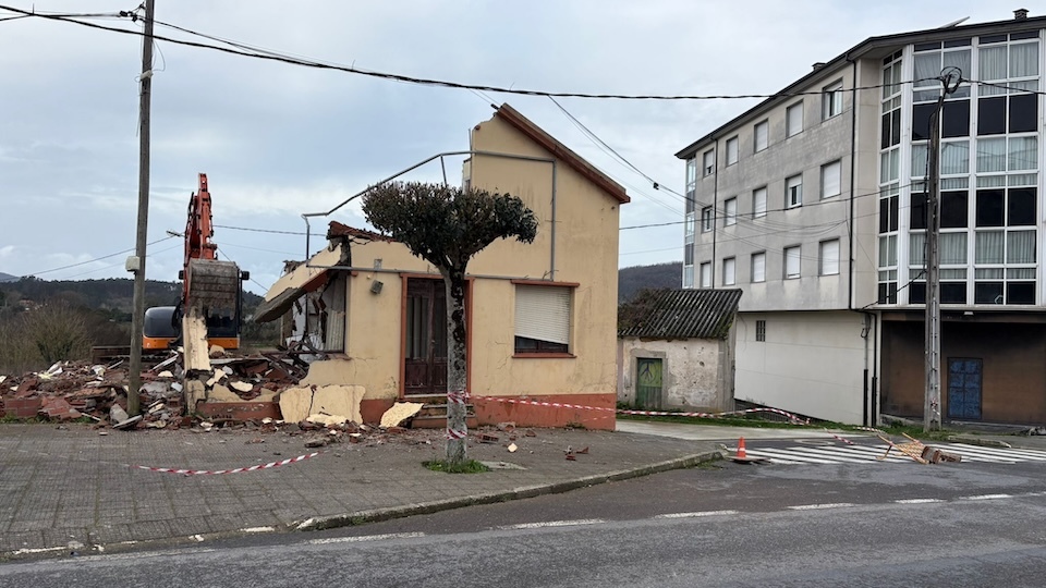 FOTO PONTECESO- aparcadoiro na avenida Anllons 1