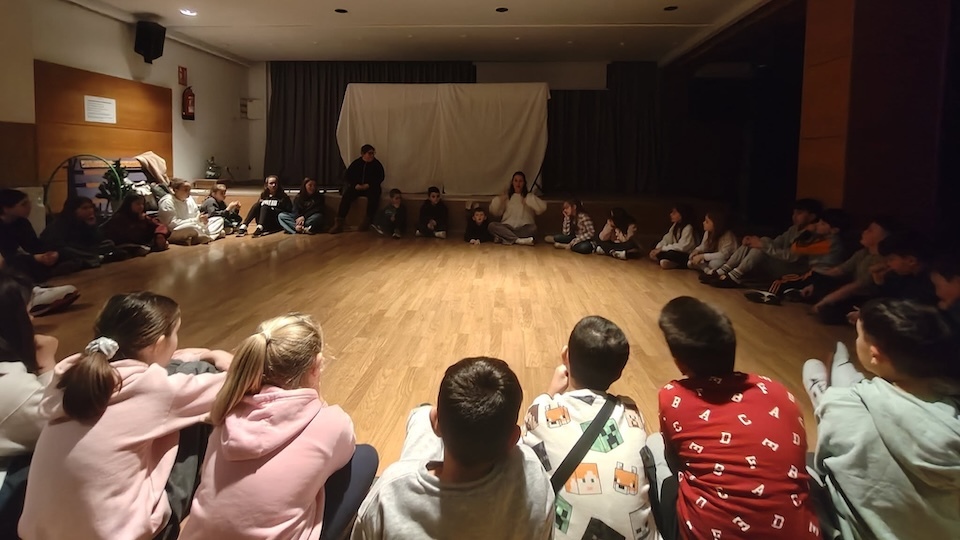 A rapazada de Coristanco gozou dunha xornada máxica coa I edición da iniciativa ‘Durmindo entre Contos’