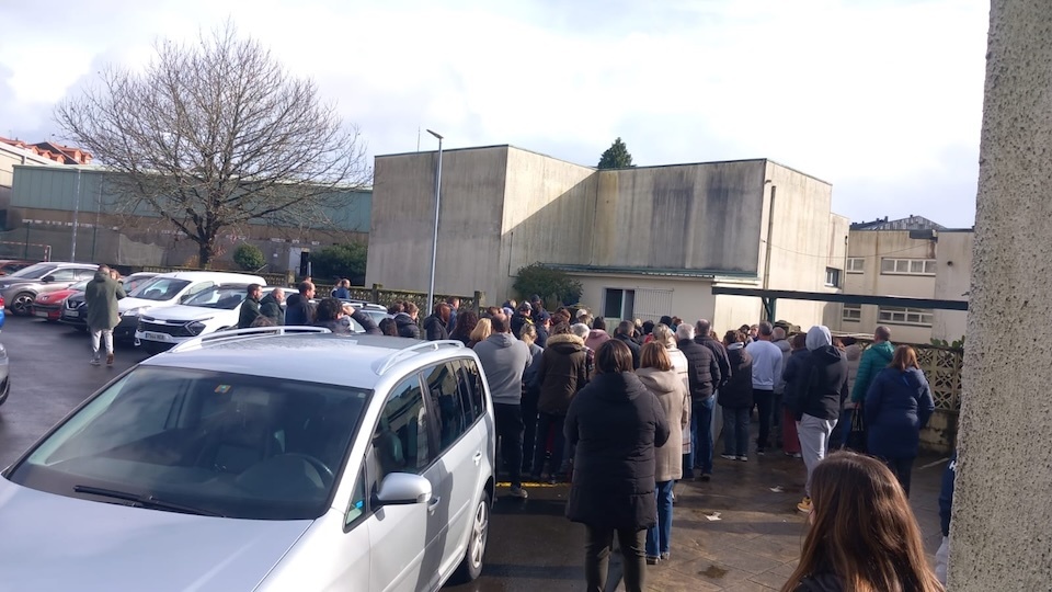 As familias indo buscar aos nenos aos ceip de Santa Comba