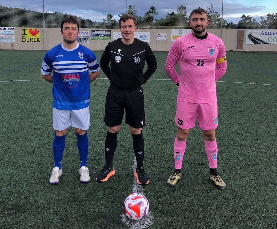 Miguel Veran e Mariolo capis do Monte Louro e Porteno co arbitro Estaban Dom Lago
