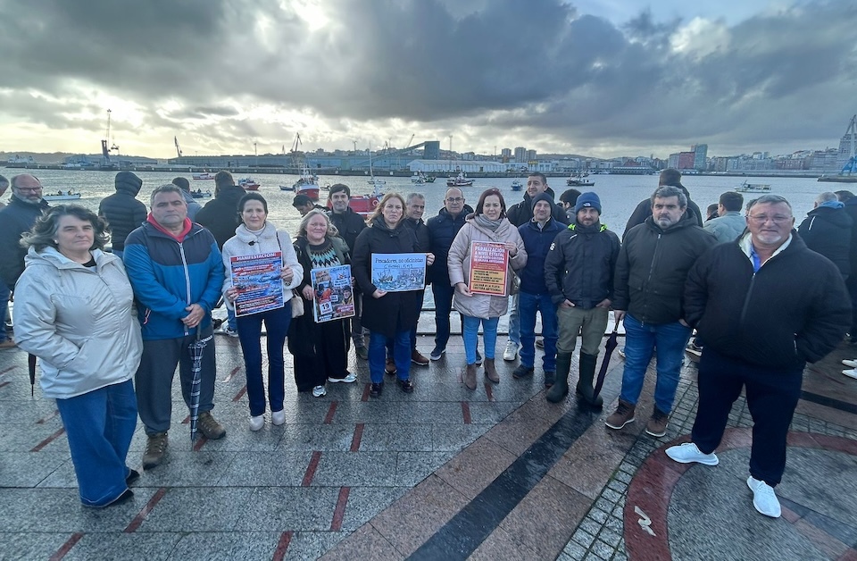 Representantes de Camariñas, Camelle, Malpica, Laxe, Corcubión, Corme ou Camariñas, na concentración desta mañá no Parrote