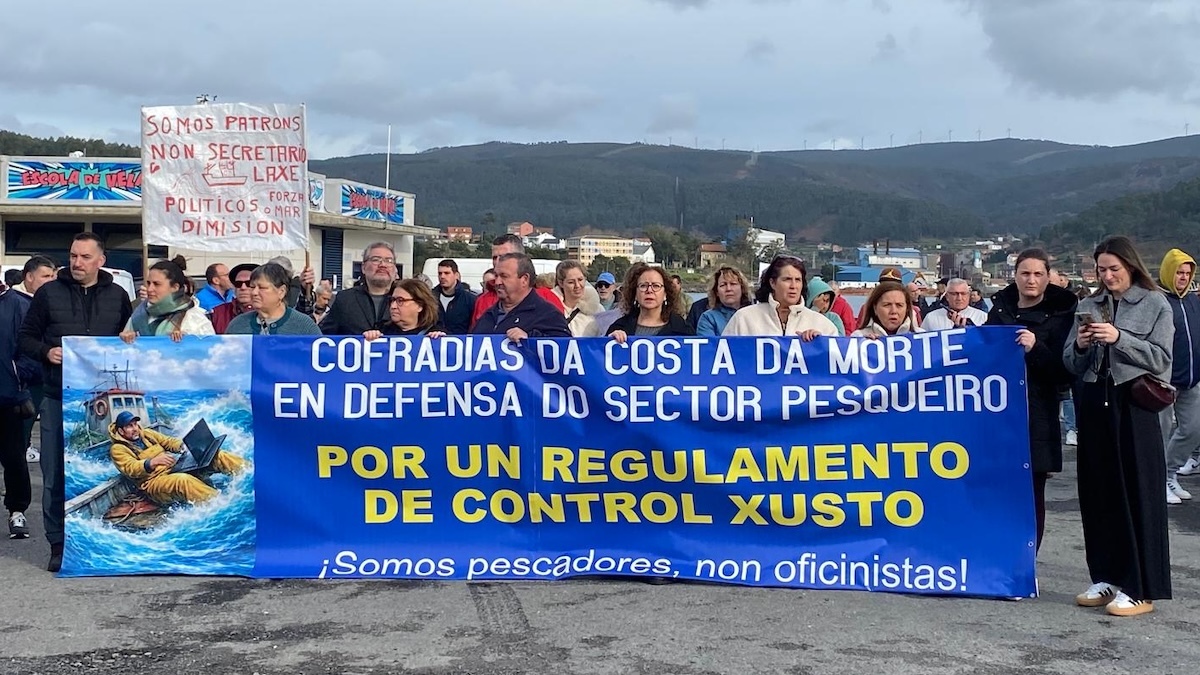 Manifestacion do sector do Mar en Corcubion contra o Regulamento Europeo de Control do DEA Somos pescadores non oficinistas