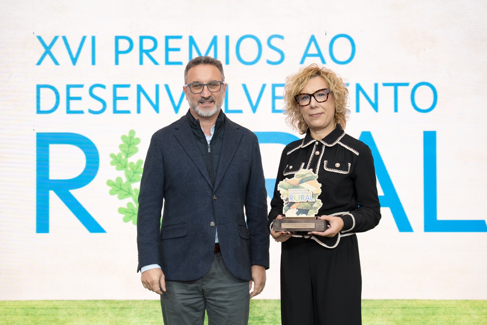 Natali Asorei recibindo o premio de Asorei