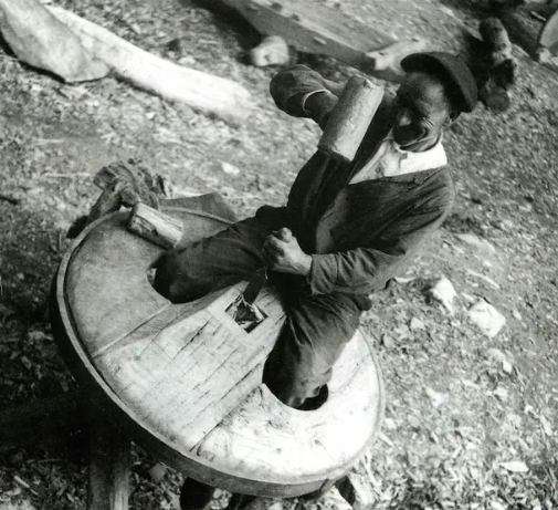 Carpinteiro de carros nunha fotografía dos anos vinte do século pasado, polo alaricano Xosé Suárez, incluída nun artigo de Suso Jurjo (“O último carro de vacas de Mazaricos”, Que Pasa na Costa, 28:07:2018)