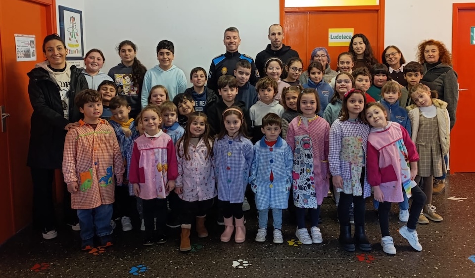 O Policia Local Manel Blanco Lema día da paz do CEIP Vilarmide