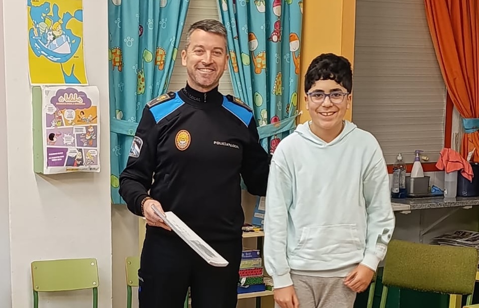 O Poli Local Manel Blanco Lema día da paz do CEIP Vilarmide