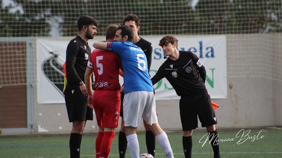 Morino e Michael abrazandose no Camariñas-Muxia-Foto-Marina Busto