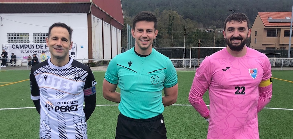 Martin Caamano e Mariolo co arbitro Ivan Carrillo no Outes-Porteno-Foto-Parker copia