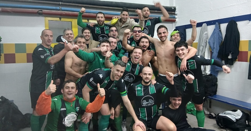 Xogadores do At Pereirina trala historica vitoria ante o Cee