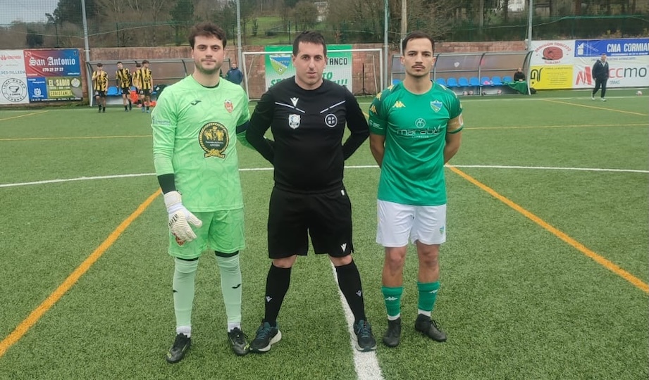 Xandre e Alex Vazquez co arbitro David Vazquez Lema na Rocheira