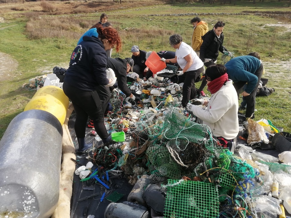 Limpeza Mar de Fabula na praia do Lago de Camarinas