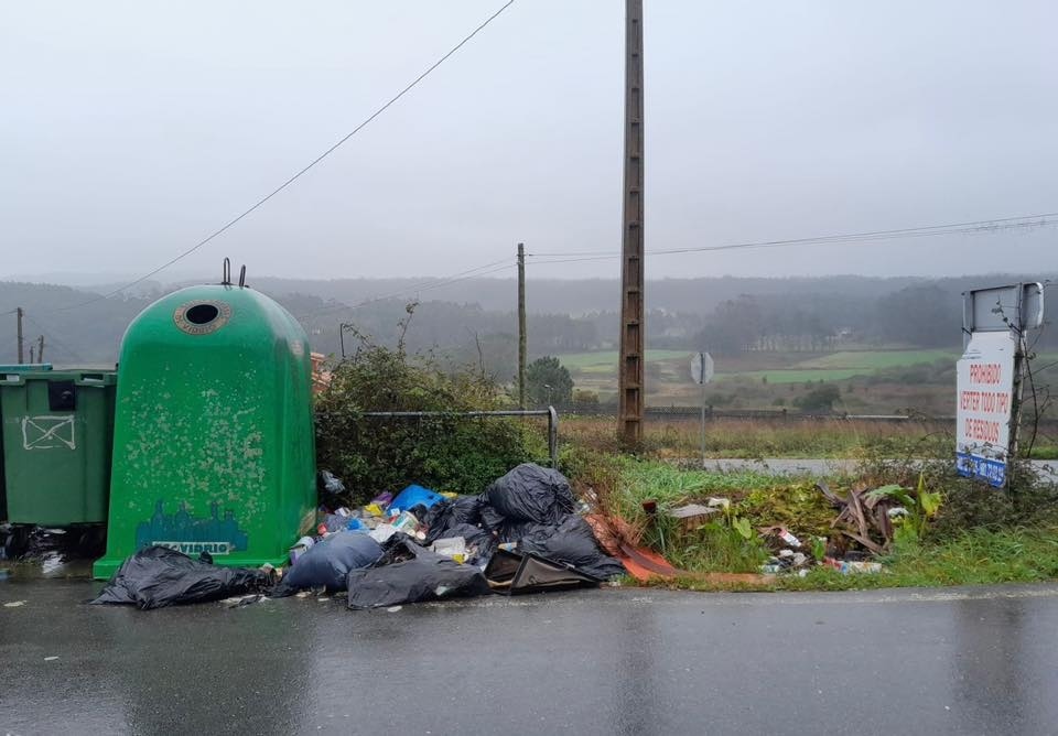 Lixo ciscado en Malpic 1