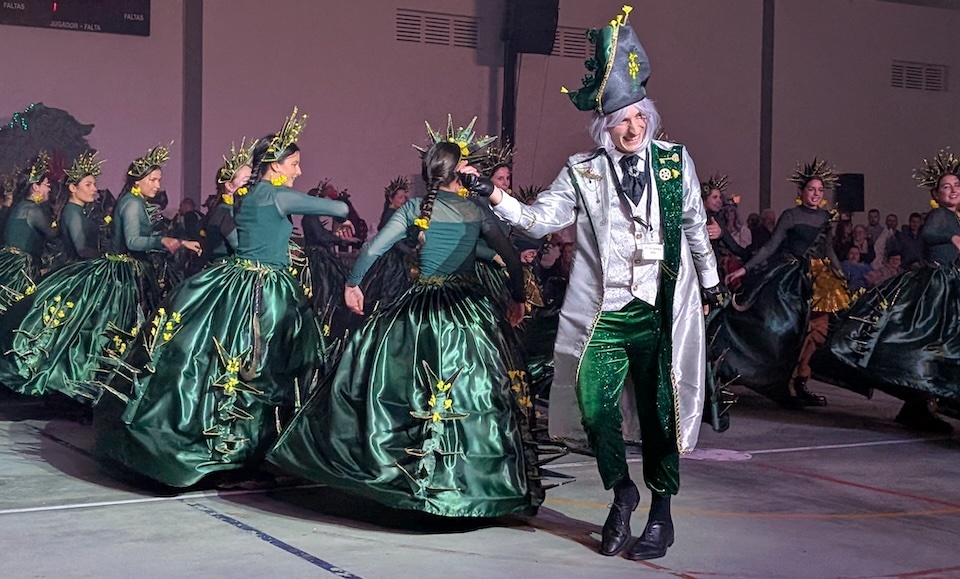 Entroido Fisterra 2026-Alcade bailando con Mocatriz copia