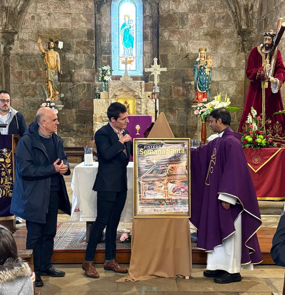 Luis Insua e o pai Berito presetnando o Cartel de SDemana Santa