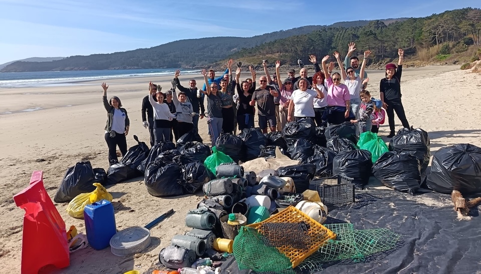 Limpeza da praia de Estorde con Mar de Fabula
