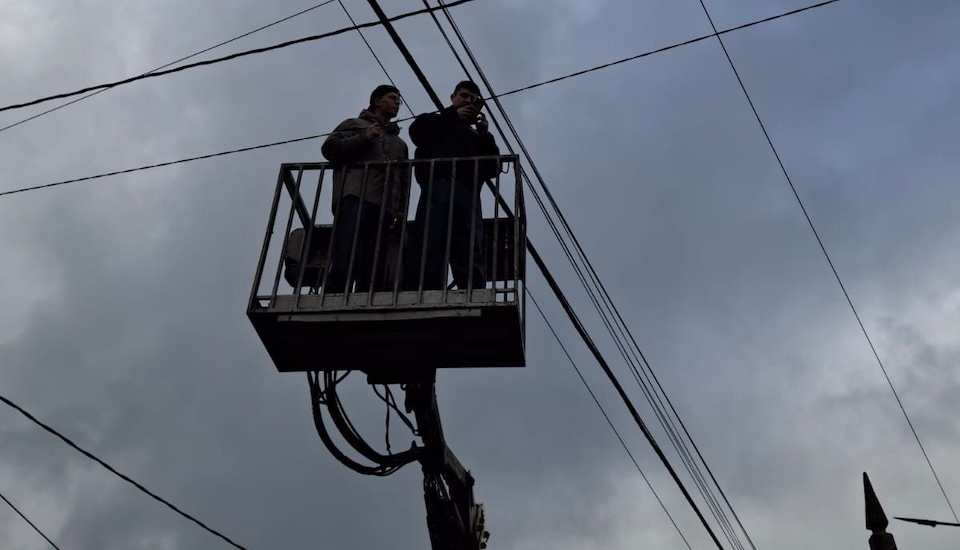 Traballando no tendido electrico luz electricidade recurso
