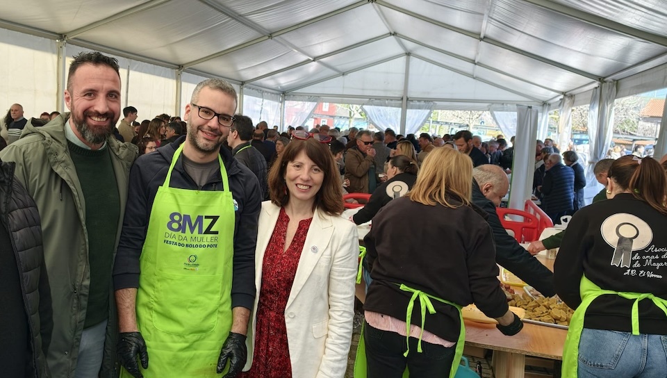 O alcalde e o concelleiro de Mazaricos coa deputada Sol Agra na Festa do Bolo do Pote