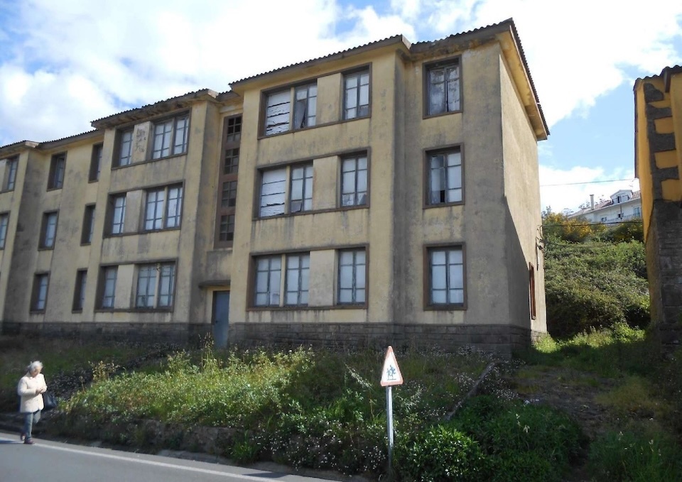 Casas da Sicar en Cee tras anos de abandono