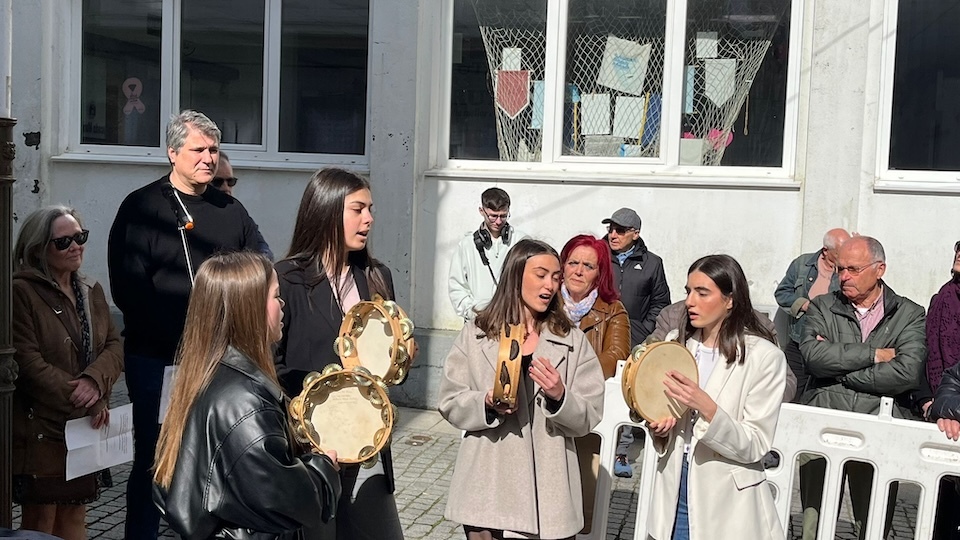 As Xavinanas tocando na inauguracion da sua rua