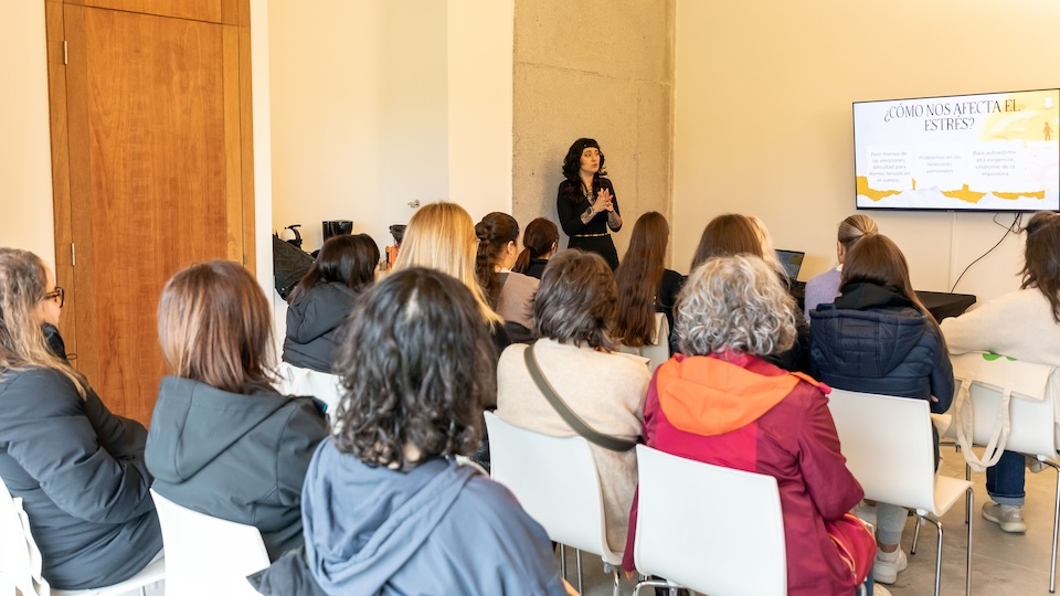 A psicóloga Claudia Pradas durante a explicación sobre saúde mental