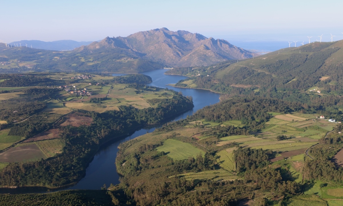 Foto aerea do Rio Xallas e Monte Pindo-Foto Xoan Alvite
