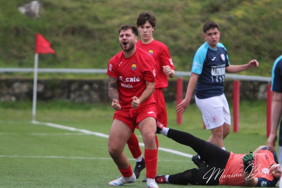 Toja celebrando un gol do Muxia B-Foto-Marina Busto