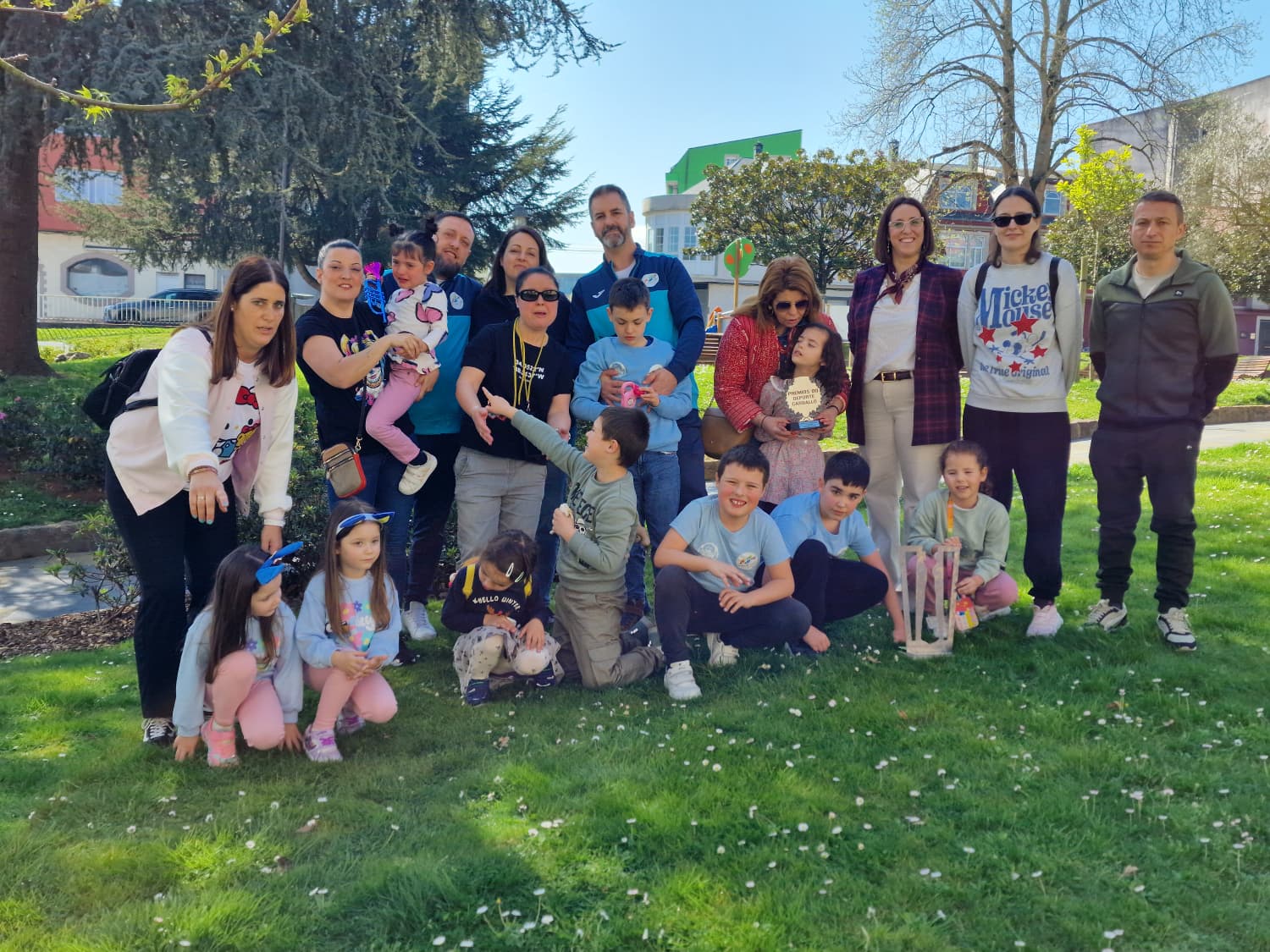 Familia de Un Paso mais co premio da Deputacion