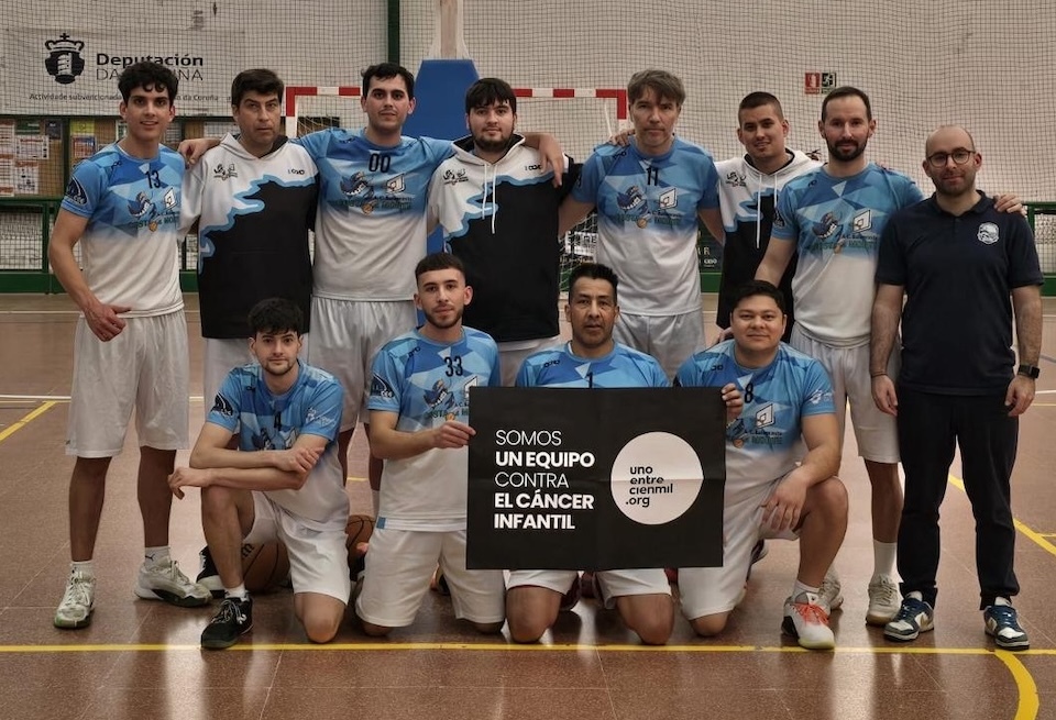 A familia do ACB Costa da Morte meteulle unha canastas ao Cancro Infantil