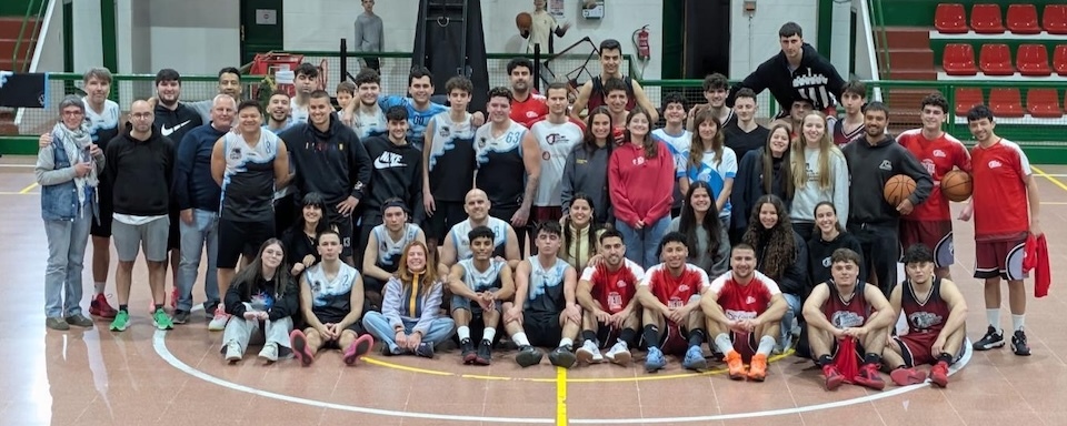 A familia do ACB Costa da Morte meteulle unha canastas ao Cancro Infantil 3