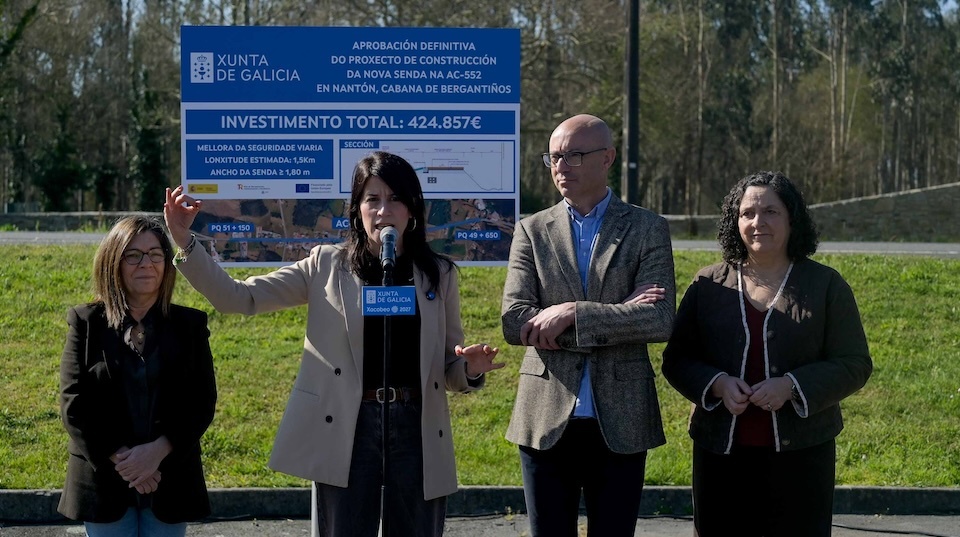 A Conselleira Allegue co alcalde de Cabana presentando a nova senda de Nanton