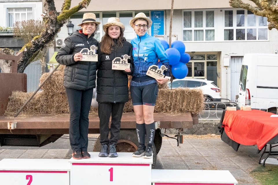 As tres primeiras clasificadas na 10K da VI Clásica Gandeira de Santa Comba, no podio copia