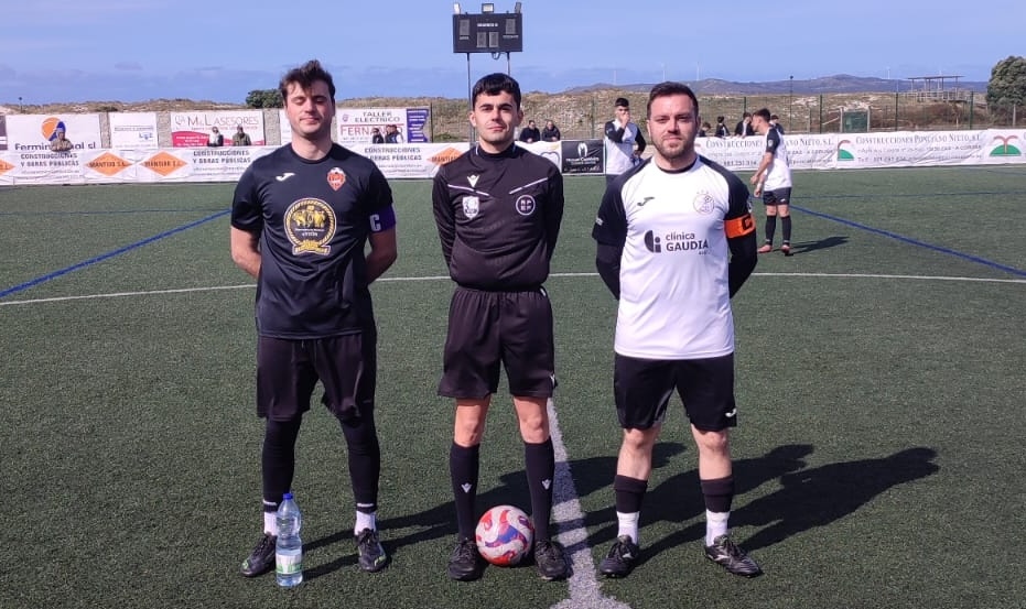 Xandre e o capi dao Laxe co arbitro Alfonso Caamaño
