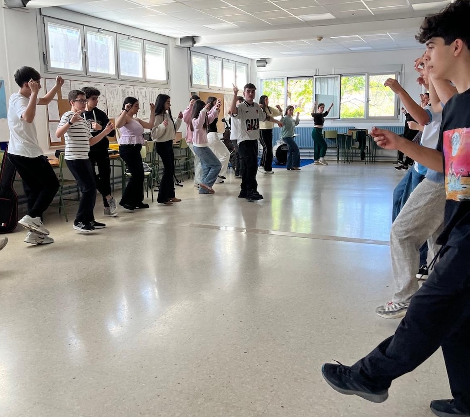 Taller de baile tradi con Mondra no IES Fontexeria