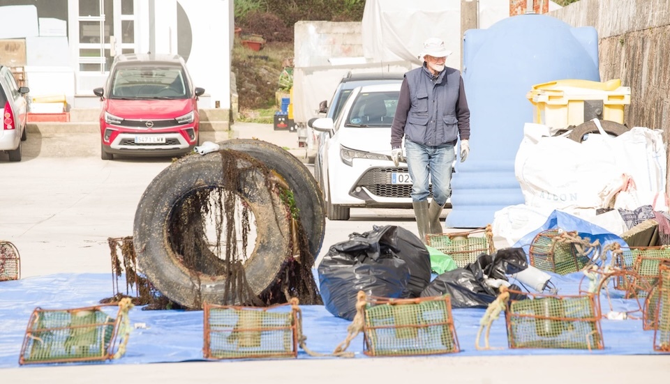Xose Manuel Barros na limpeza do fondo do porto de Camelle-foto-Xurxo Rod
