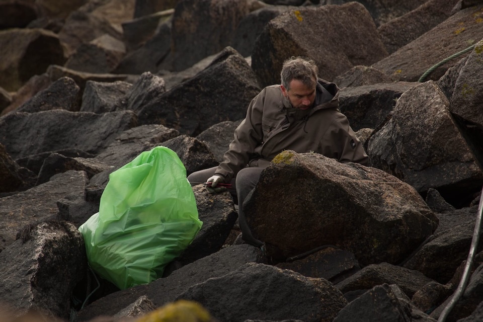 Limpeza na escolleira do Porto de Camelle-Foto-Xurxo Rod