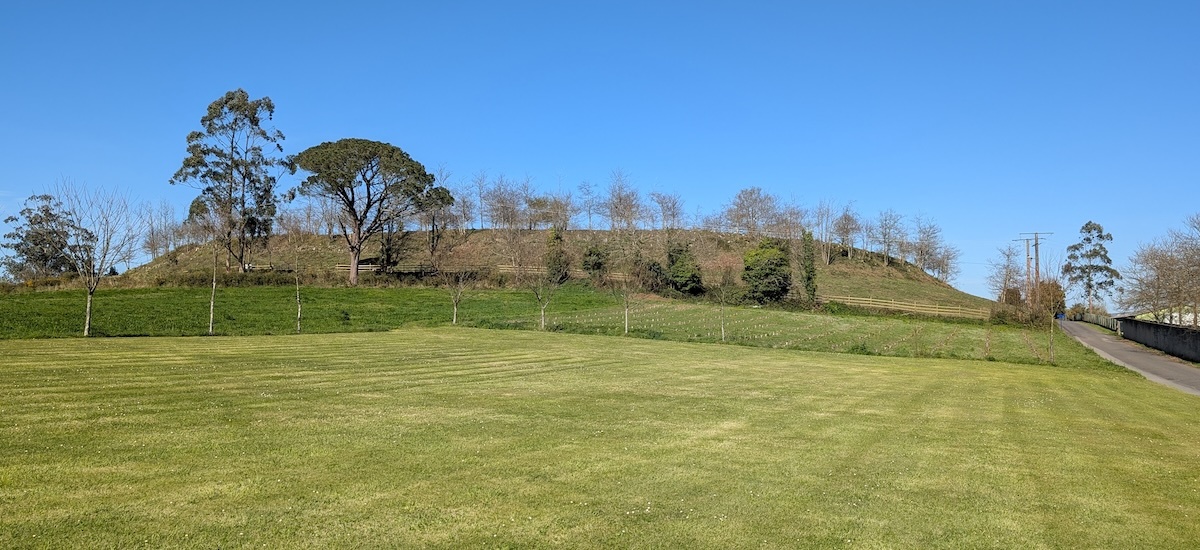 Silueta perfecta do Castro de Montes Claros dende o seu aparcadoiro