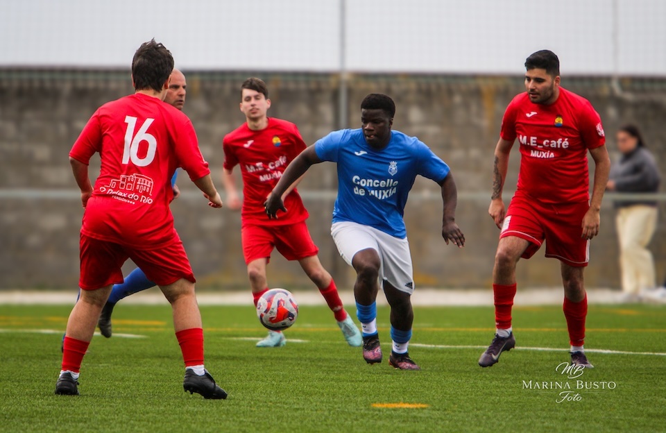 Alhpa Seck xogando co Muxia B ante os Veteranos na homenaxe a Abdoulaye-foto-Marina Busto