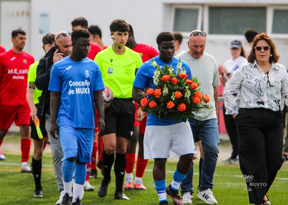 HOmenaxe a Abdoulaye en Arlina-Foto-Marina Busto