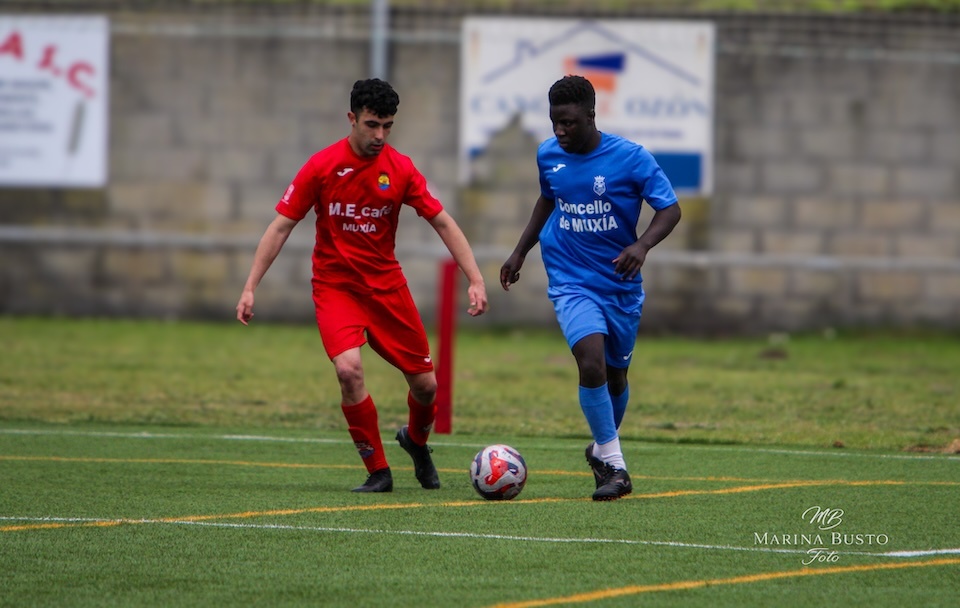 MOhamed Seck xogando co Muxia B ante os Veteranos na homenaxe a Abdoulaye-foto-Marina Busto