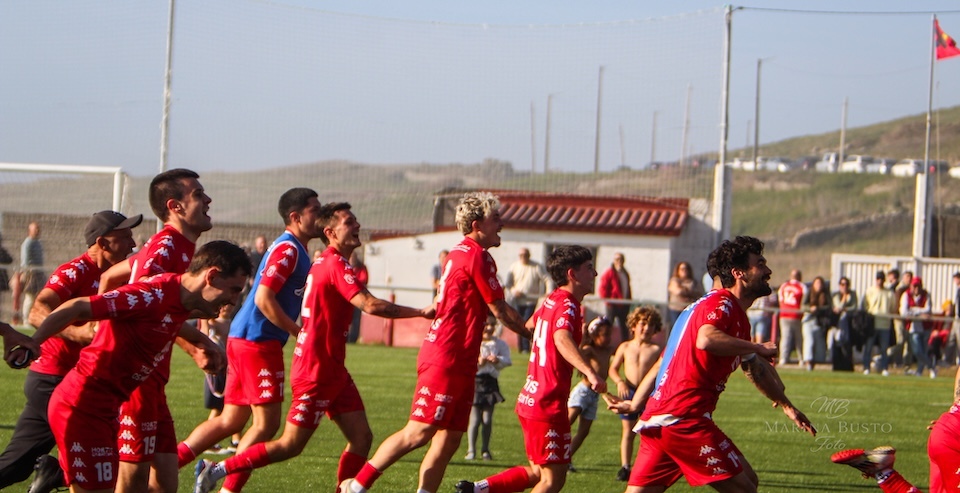 Xogadores do Muxia celebrando o pase a final da Copa da Costa en Arlina-Foto-Marina Busto