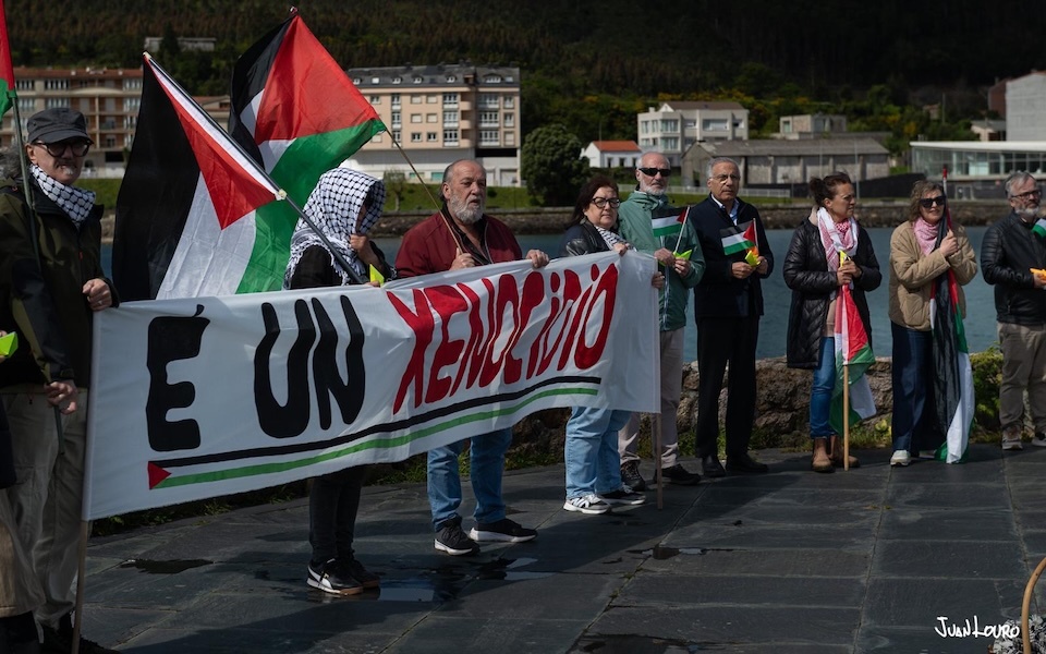 Manifestacion en apoio a Flotilla da Liberdade entre Cee e Corcubion-foto-Juan Louro 2