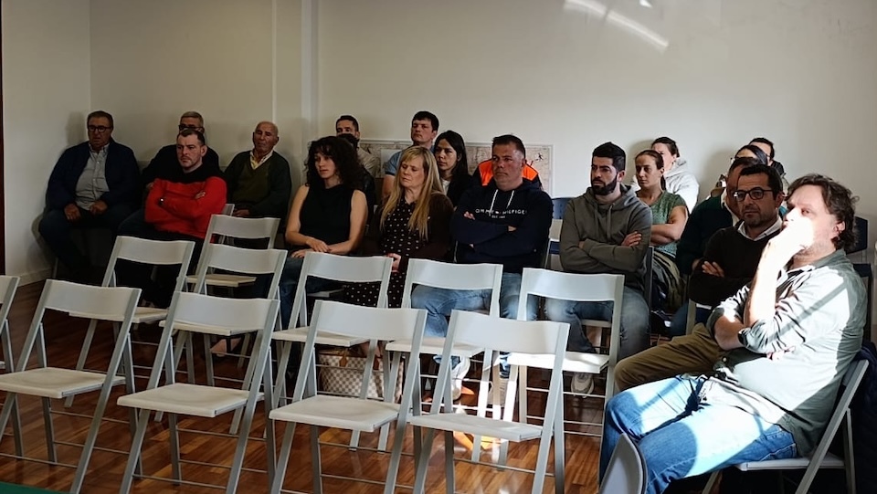 Representantes das Asociacions de Mazaricos recibindo un pago da eolica Eurus