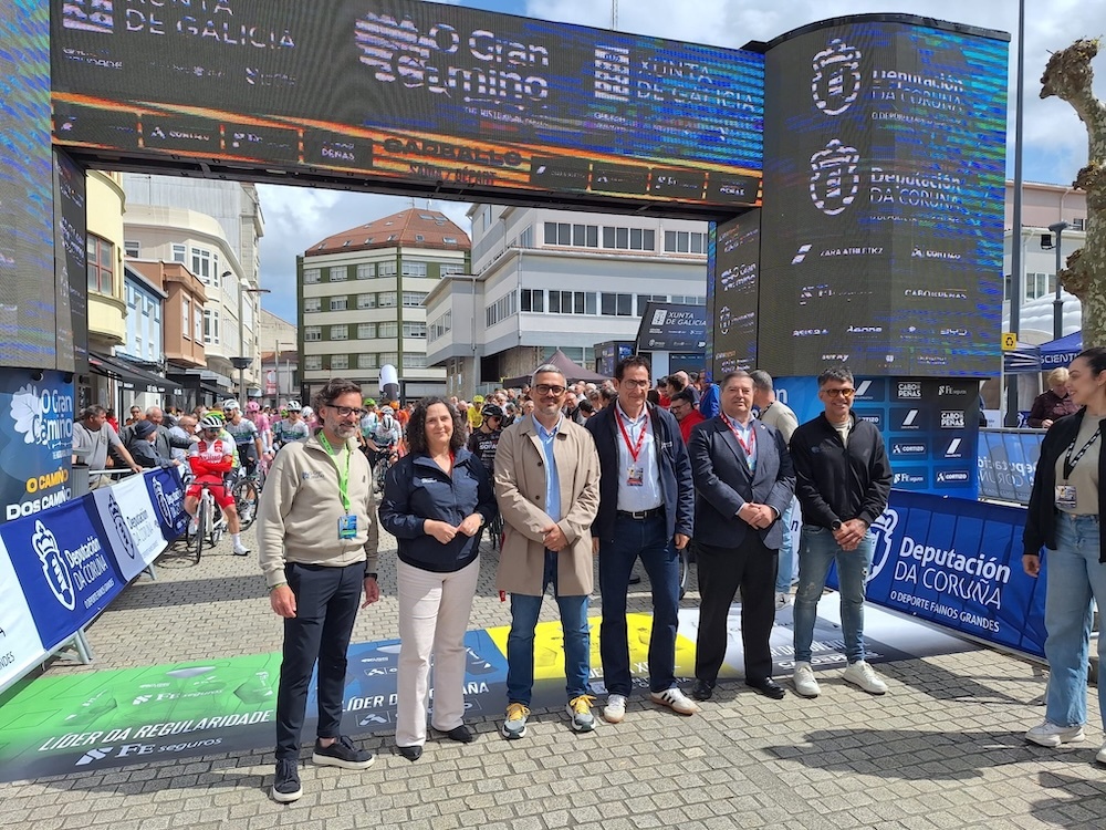 Autoridades no Gran Camino en Carballo
