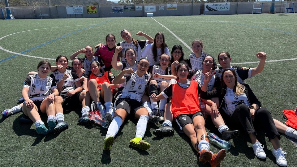 O OUtes FC tras vencer en Camariñas