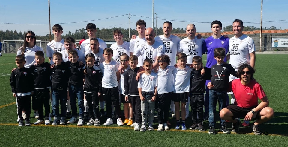 Cerqueda co Foto co equipo prebenxamin que foi campeón da sua liga