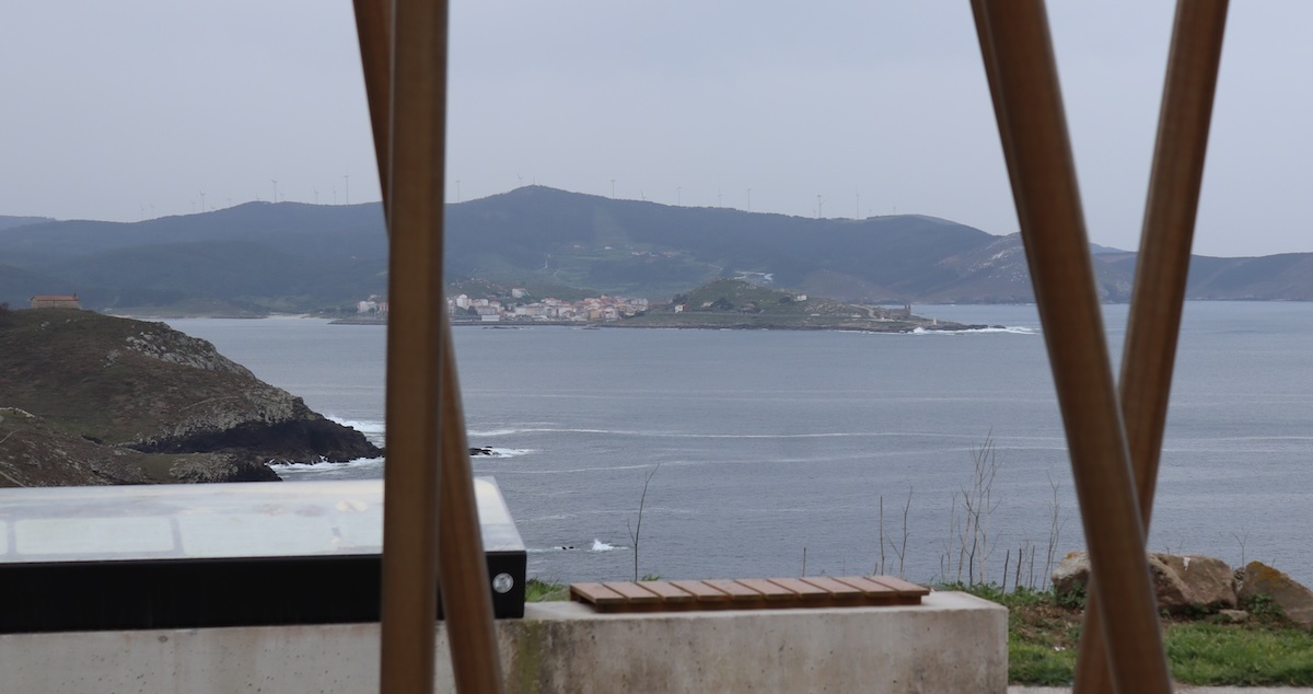 Vistas da Ermida da Virxe do Monte e da Punta da Barca dende o Miradoiro do Alto da Vela