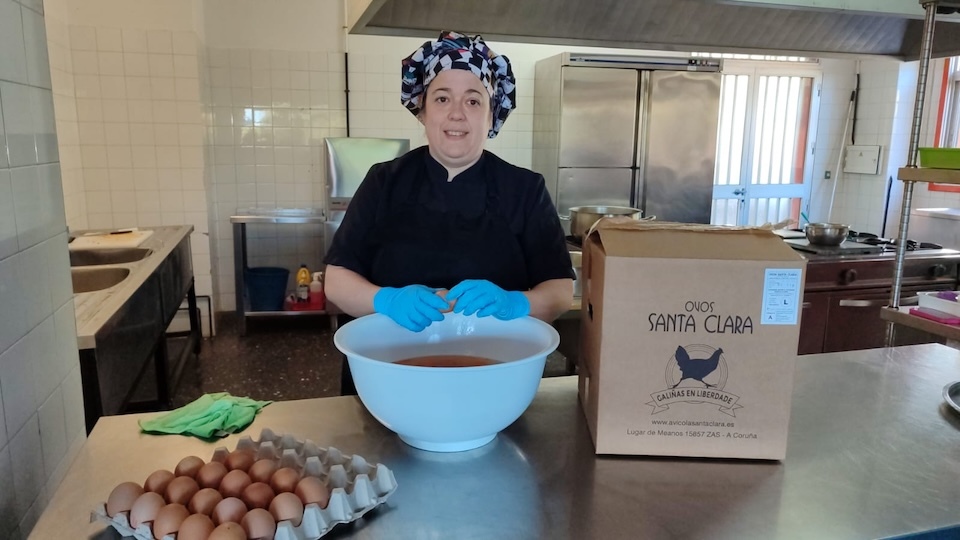 Ana Noya cocineira do comedor do CEIP Vilarmide