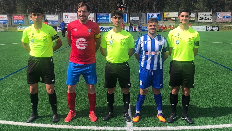 Capis do Porteno e Baio co trio arbitral.Foto-Parker