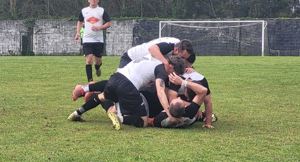 O Camelle celebrando un gol de Carlos de Dido no Rodeiro