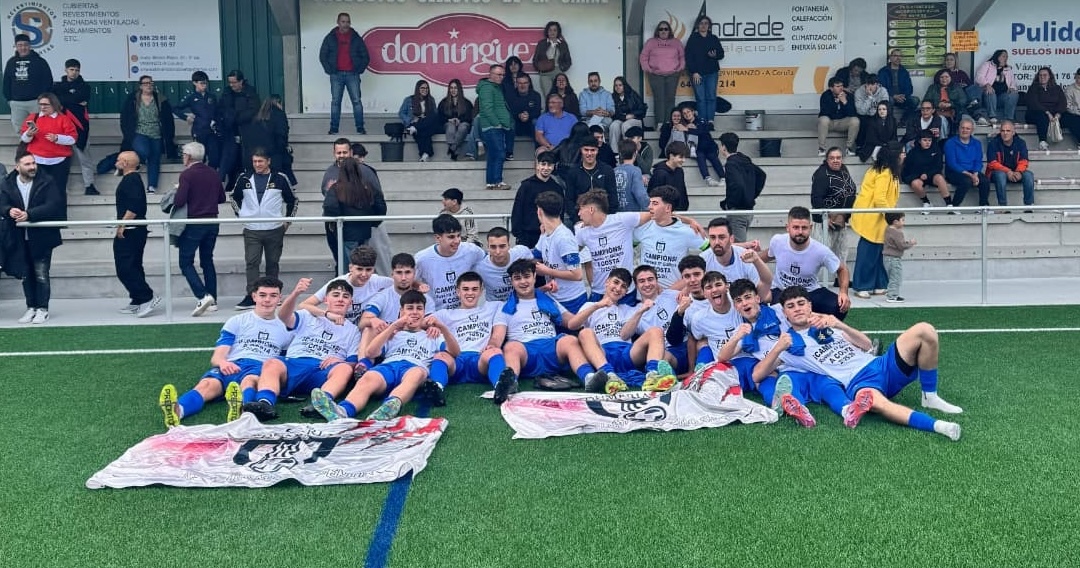 CF DUmbria Xuvenil celebrando o ascenso en Vimianzo